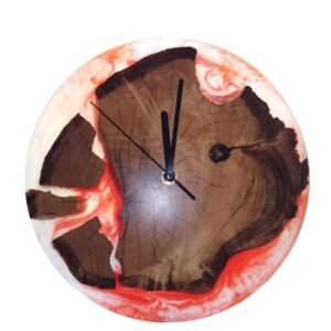 Horloge Murale en Rondin de Châtaignier Massif et Résine Époxy Rouge (Ø 25cm) – vue de détail