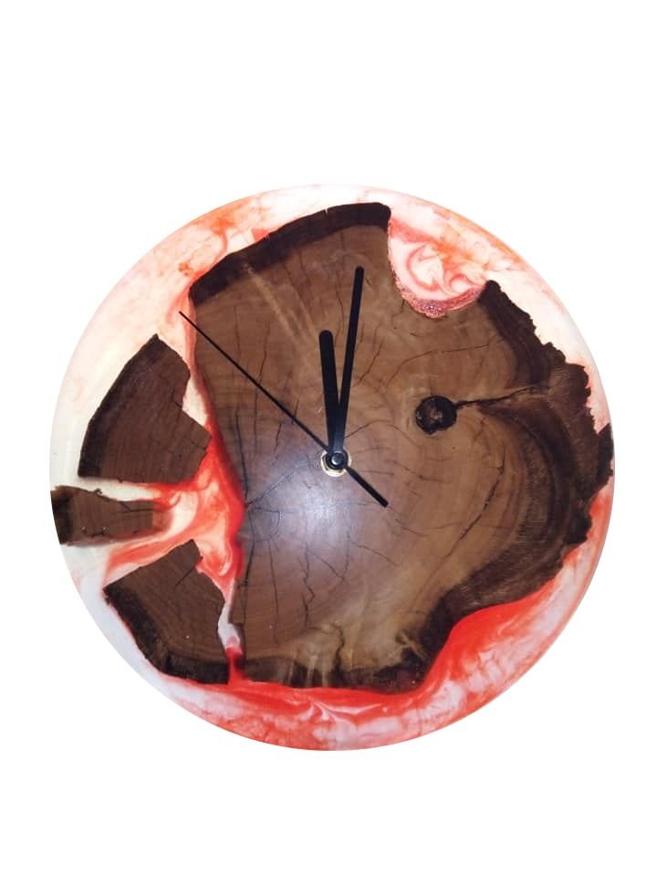 Horloge Murale en Rondin de Châtaignier Massif et Résine Époxy Rouge (Ø 25cm) – vue de détail
