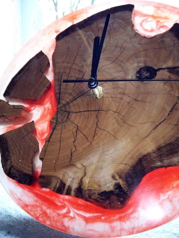 Horloge Murale en Rondin de Châtaignier Massif et Résine Époxy Rouge (Ø 25cm) Horloge Murale en Rondin de Châtaignier Massif et Résine Époxy Rouge (Ø 25cm)