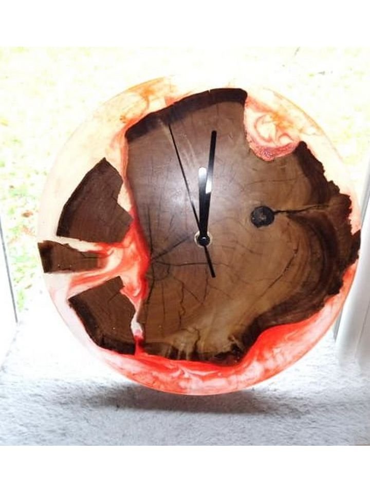 Horloge Murale en Rondin de Châtaignier Massif et Résine Époxy Rouge (Ø 25cm)