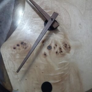 Horloge Murale Sobriété en Peuplier Loupe et Résine Époxy Translucide (Ø 25cm) – vue de détail