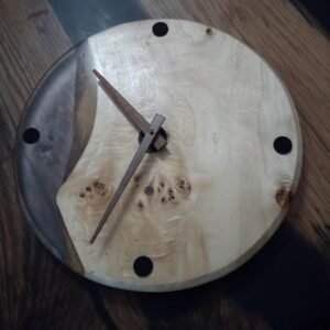 Horloge Murale Sobriété en Peuplier Loupe et Résine Époxy Translucide (Ø 25cm)