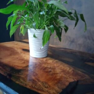 table basse , vieux noyer epoxy – vue de détail