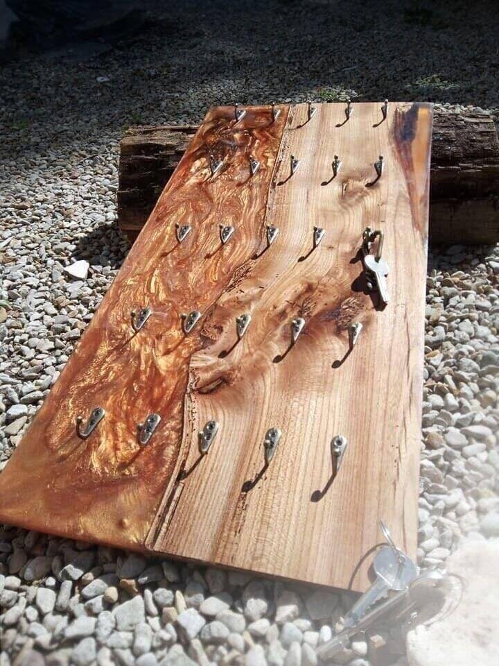 Porte-clés mural époxy bois naturel – gros plan sur la finition