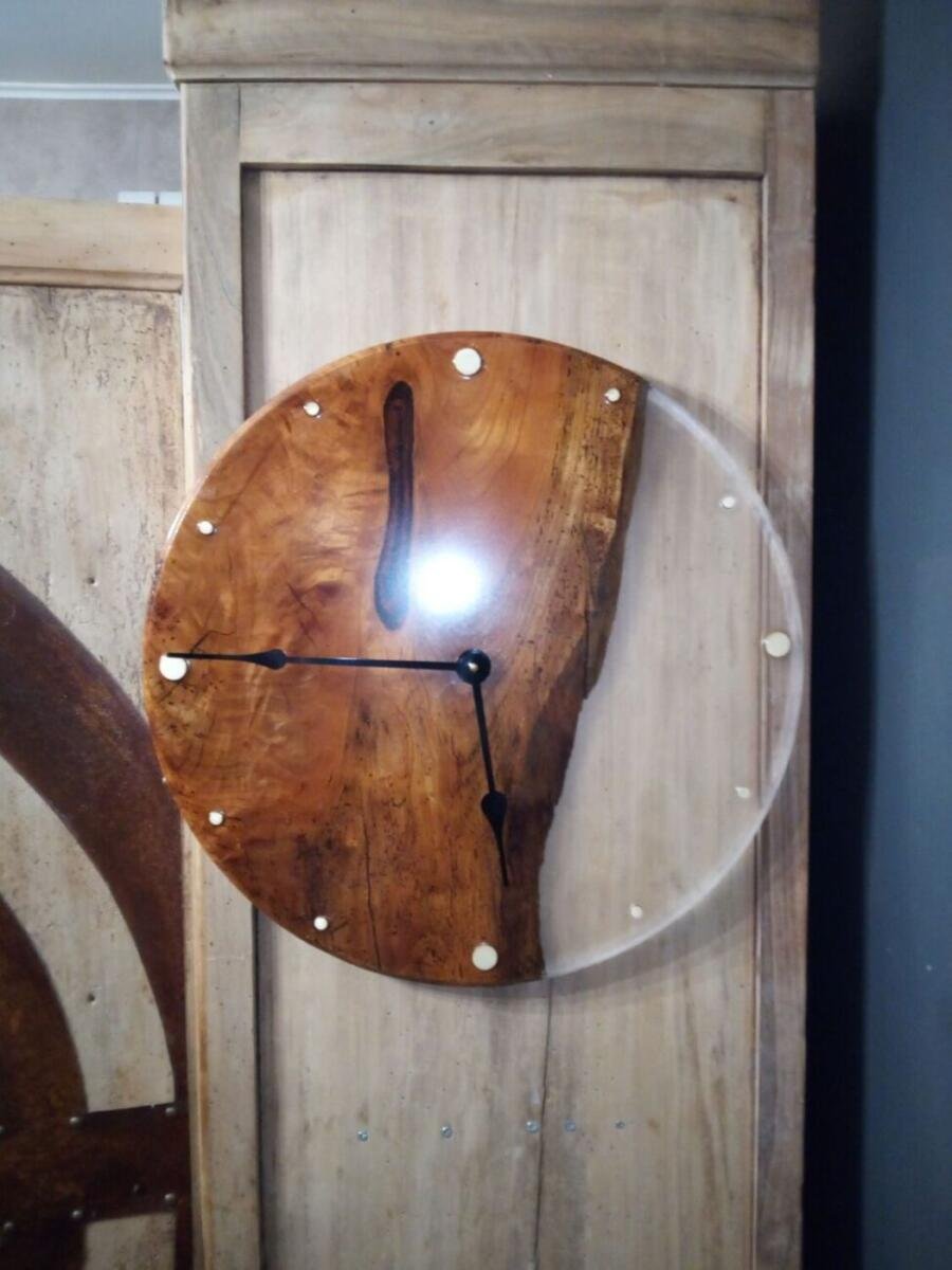 Horloge Murale Design XXL en Noyer et Résine Époxy Transparente (Ø 50cm)