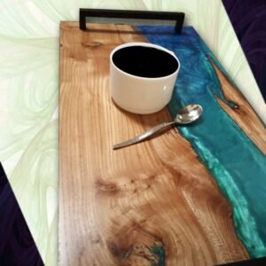 Kit Plateau de Service XL & Décapsuleur Artisanat en Châtaignier et Résine Époxy Bleu-Vert – vue de détail