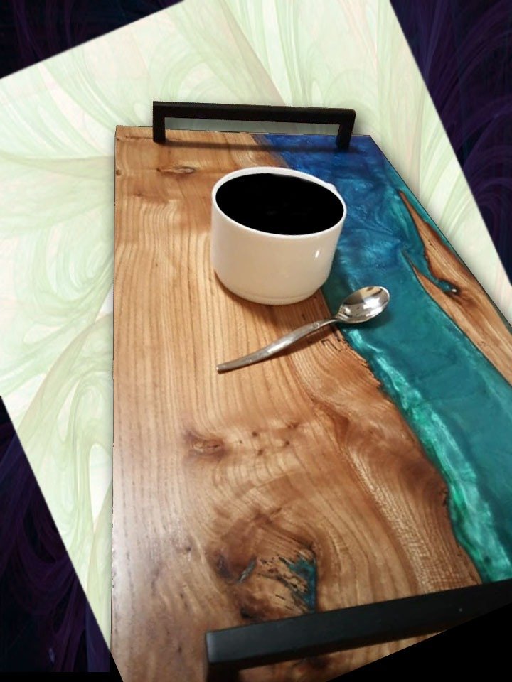 Kit Plateau de Service XL & Décapsuleur Artisanat en Châtaignier et Résine Époxy Bleu-Vert – vue de détail