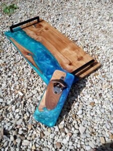 Kit Plateau de Service XL & Décapsuleur Artisanat en Châtaignier et Résine Époxy Bleu-Vert – vue d’ensemble Kit Plateau de Service XL & Décapsuleur Artisanat en Châtaignier et Résine Époxy Bleu-Vert – vue d’ensemble
