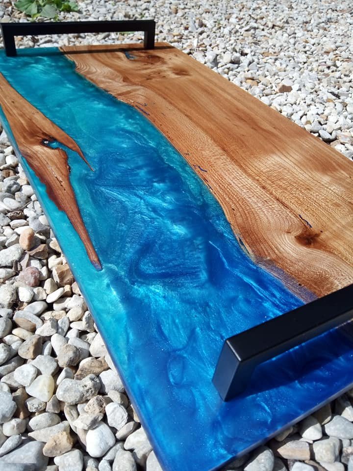 Kit Plateau de Service XL & Décapsuleur Artisanat en Châtaignier et Résine Époxy Bleu-Vert – gros plan sur la finition