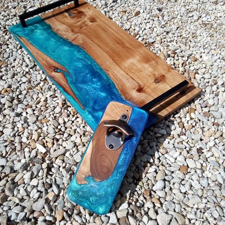 Kit Plateau de Service XL & Décapsuleur Artisanat en Châtaignier et Résine Époxy Bleu-Vert