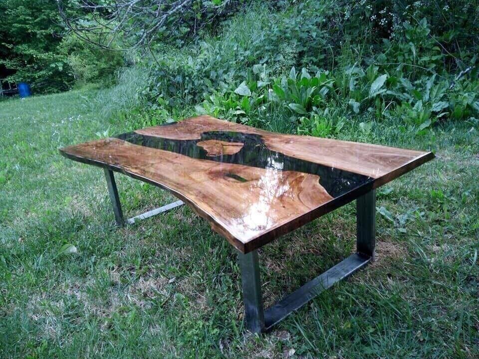 Table Basse Live Edge en Noyer Massif et Résine Époxy Noir – vue de détail