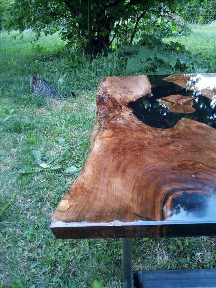 Table Basse Live Edge en Noyer Massif et Résine Époxy Noir – vue d’ensemble
