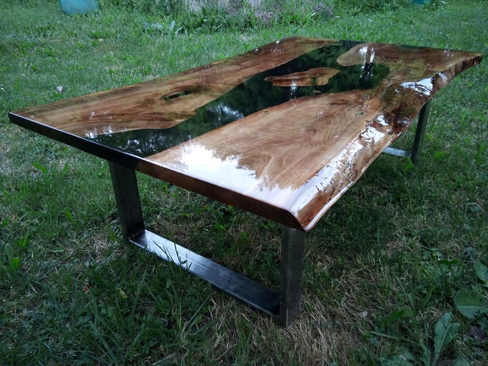 Table Basse Live Edge en Noyer Massif et Résine Époxy Noir – gros plan sur la finition