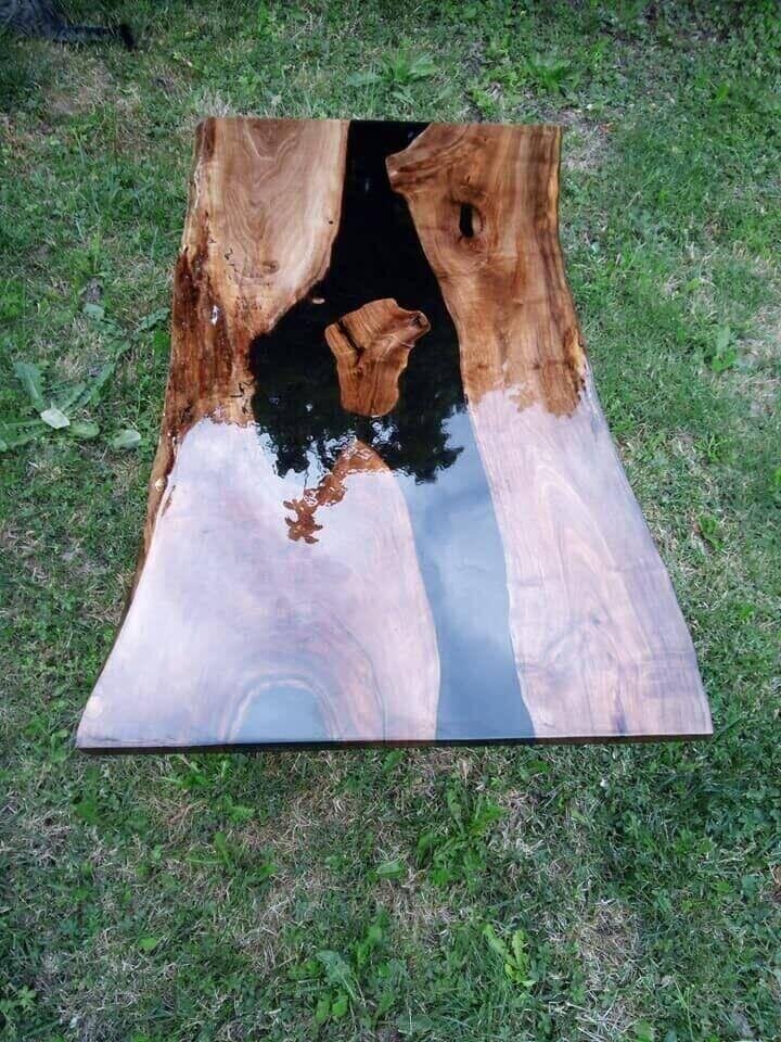 Table Basse Live Edge en Noyer Massif et Résine Époxy Noir