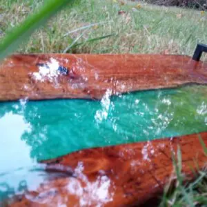 plateau de service en merisier et epoxy vert jaune