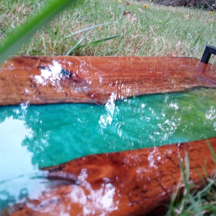 plateau de service en merisier et epoxy vert jaune