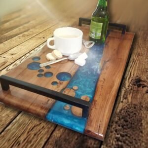 Plateau de Service 54×28 cm en Châtaignier et Époxy Dégradé de Bleu – vue de détail