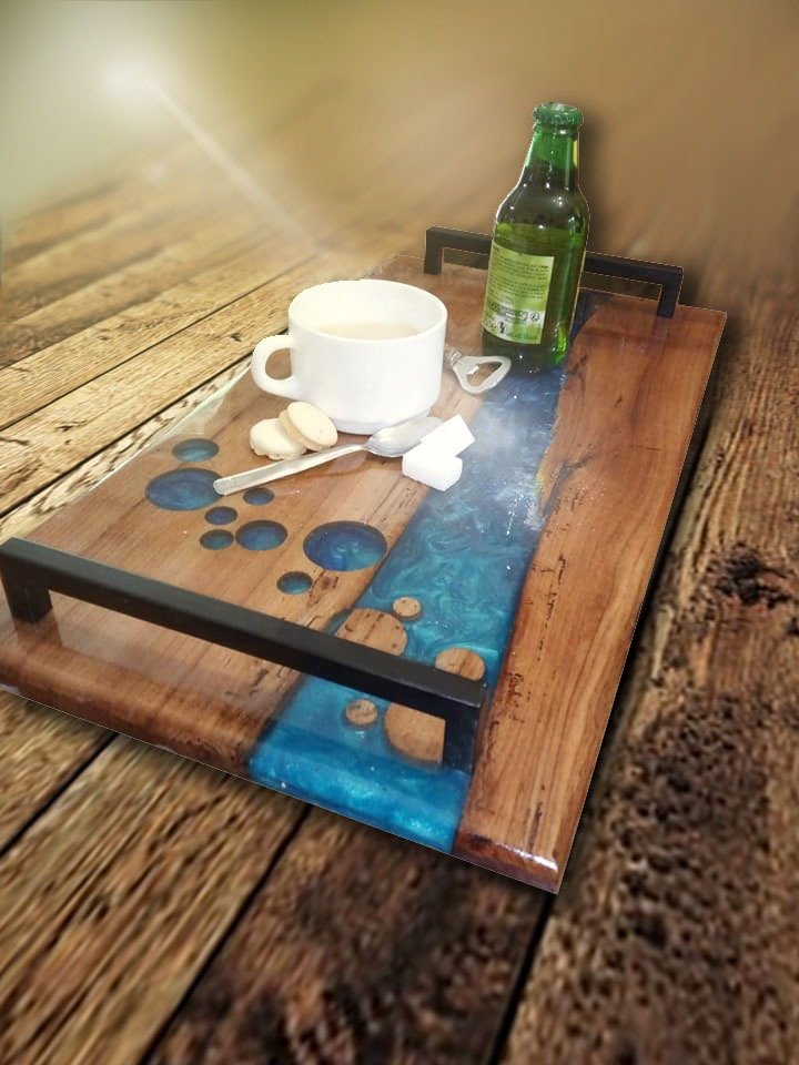 Plateau de Service 54×28 cm en Châtaignier et Époxy Dégradé de Bleu – vue de détail