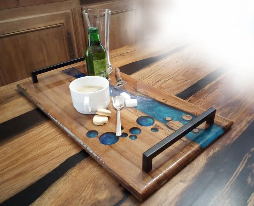 Plateau de Service 54×28 cm en Châtaignier et Époxy Dégradé de Bleu – vue d’ensemble