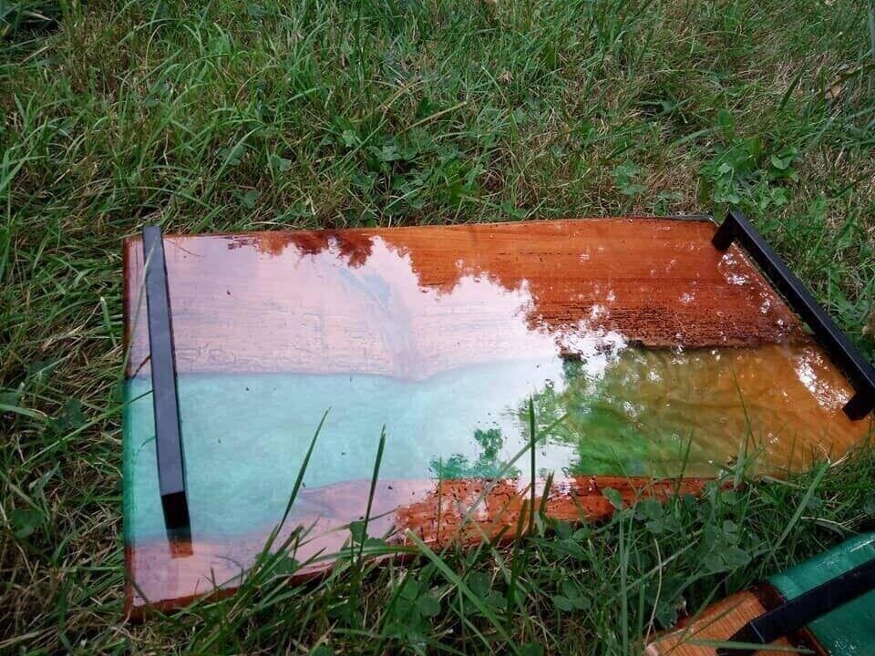 Plateau de Service Artisanat Époxy Vert d’Eau & Platane Massif 54×28 cm – gros plan sur la finition