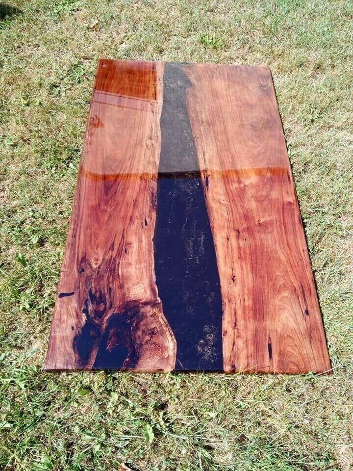 Table de Service 140×80 cm Noyer Époxy Noir & Doré – gros plan sur la finition