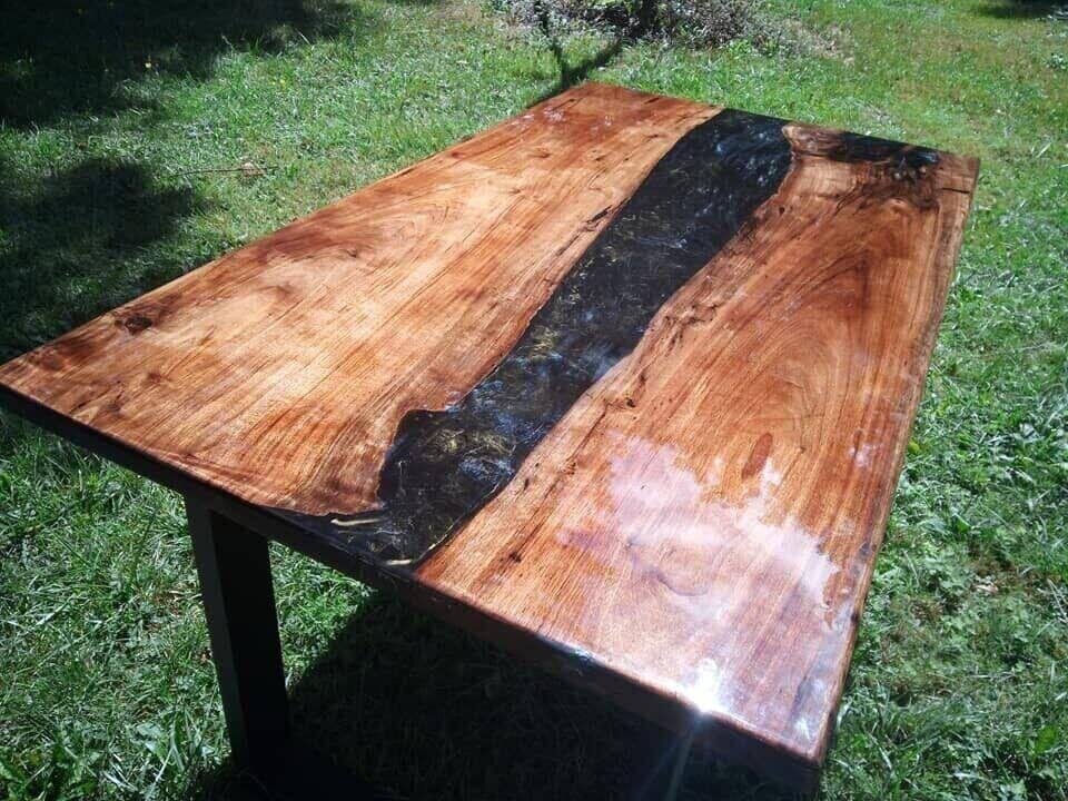 Table de Service 140×80 cm Noyer Époxy Noir & Doré – mise en situation