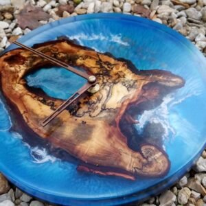 Horloge Murale « Océan » en Hêtre Échauffé et Résine Époxy Bleue (Ø 25cm) – vue de détail