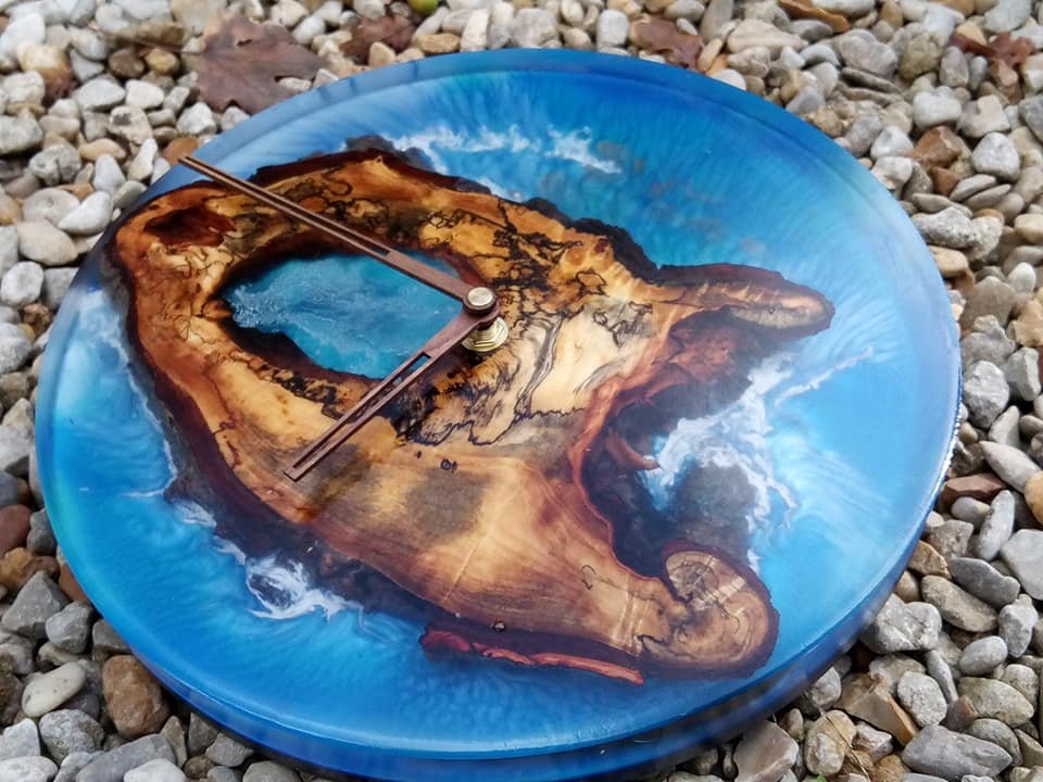 Horloge Murale « Océan » en Hêtre Échauffé et Résine Époxy Bleue (Ø 25cm) – vue de détail
