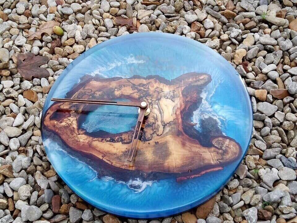 Horloge Murale « Océan » en Hêtre Échauffé et Résine Époxy Bleue (Ø 25cm) – vue d’ensemble