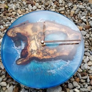 Horloge Murale « Océan » en Hêtre Échauffé et Résine Époxy Bleue (Ø 25cm)