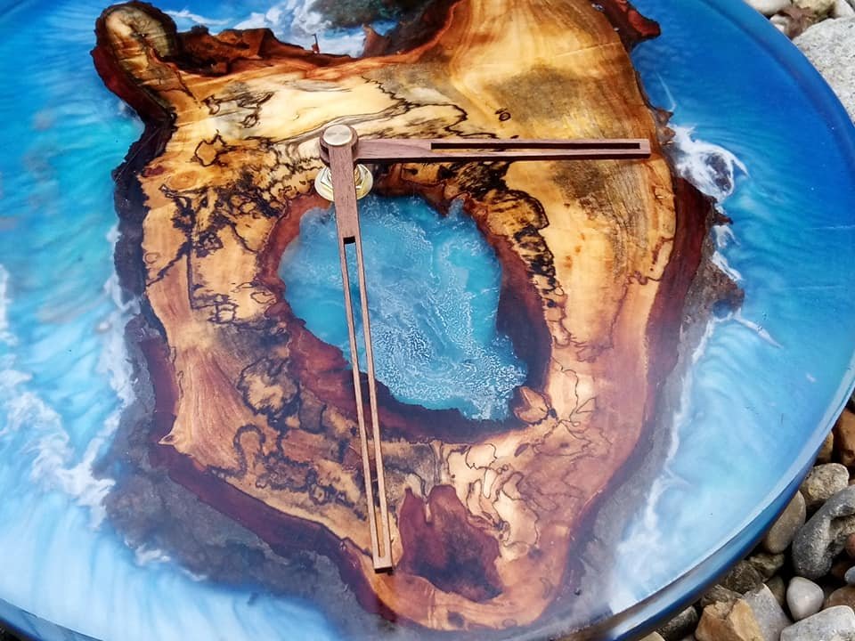 Horloge Murale « Océan » en Hêtre Échauffé et Résine Époxy Bleue (Ø 25cm) – gros plan sur la finition