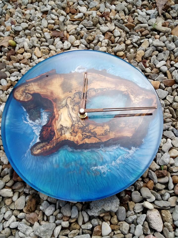 Horloge Murale « Océan » en Hêtre Échauffé et Résine Époxy Bleue (Ø 25cm)