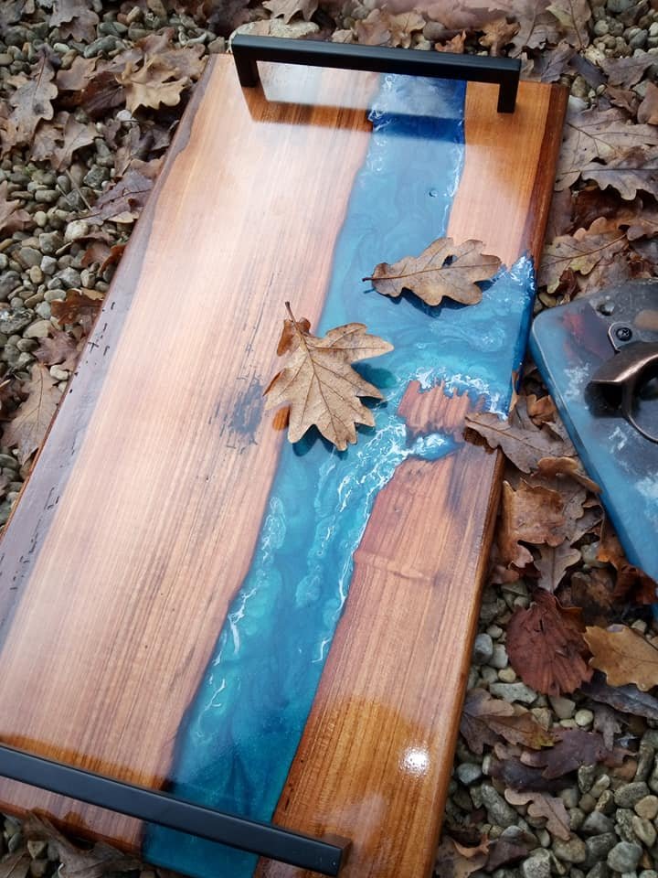 Ensemble Plateau (54×28) et Décapsuleur Époxy Thème Marin (Merisier 60 Ans) – vue de détail