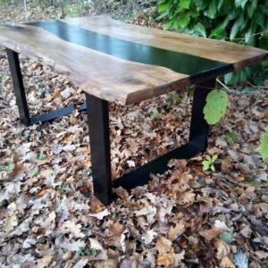 Table Basse « Ombre Noire » en Noyer Massif, Résine Époxy & Bord Live Edge – vue de détail