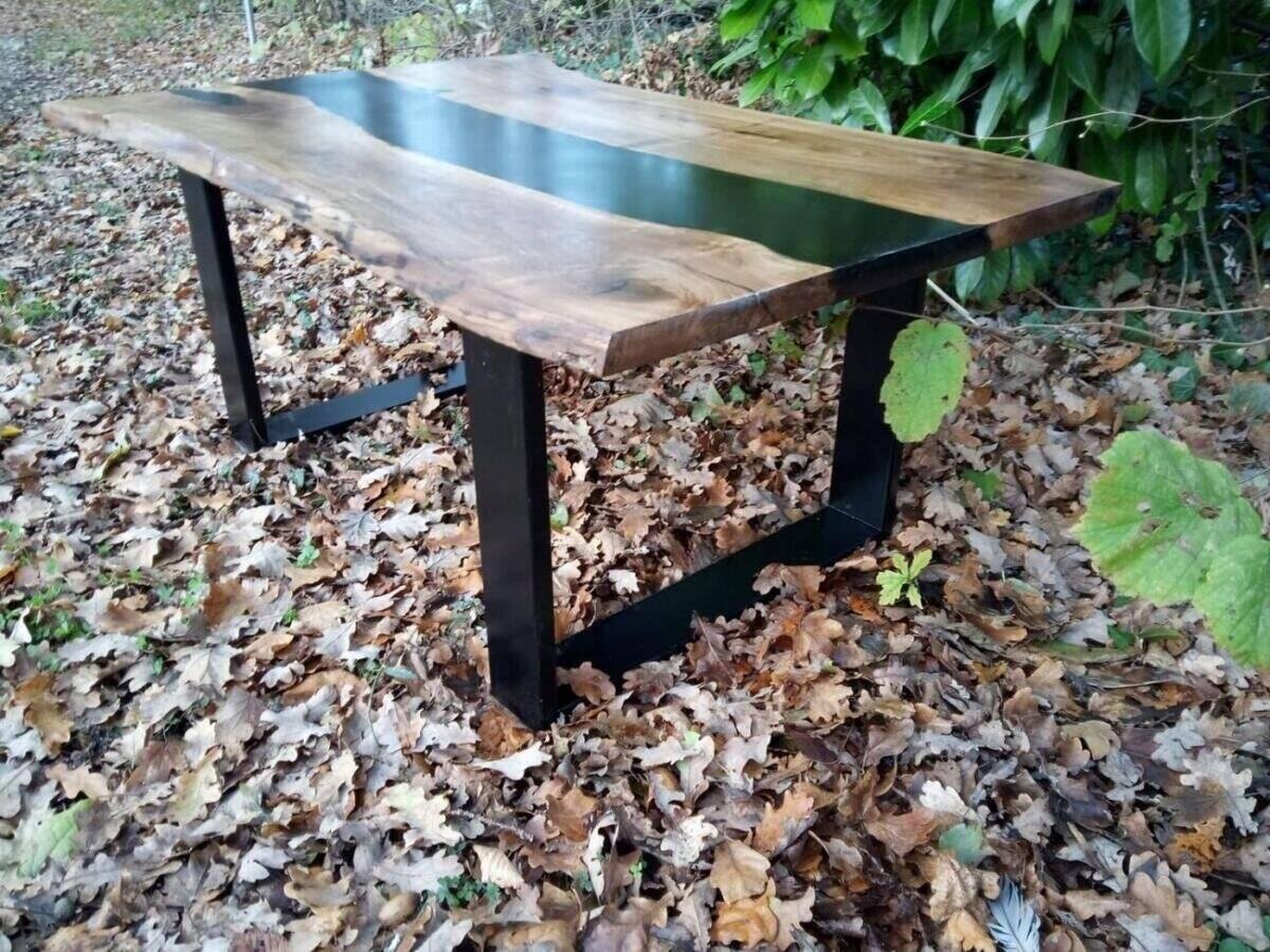 Table Basse « Ombre Noire » en Noyer Massif, Résine Époxy & Bord Live Edge – vue de détail