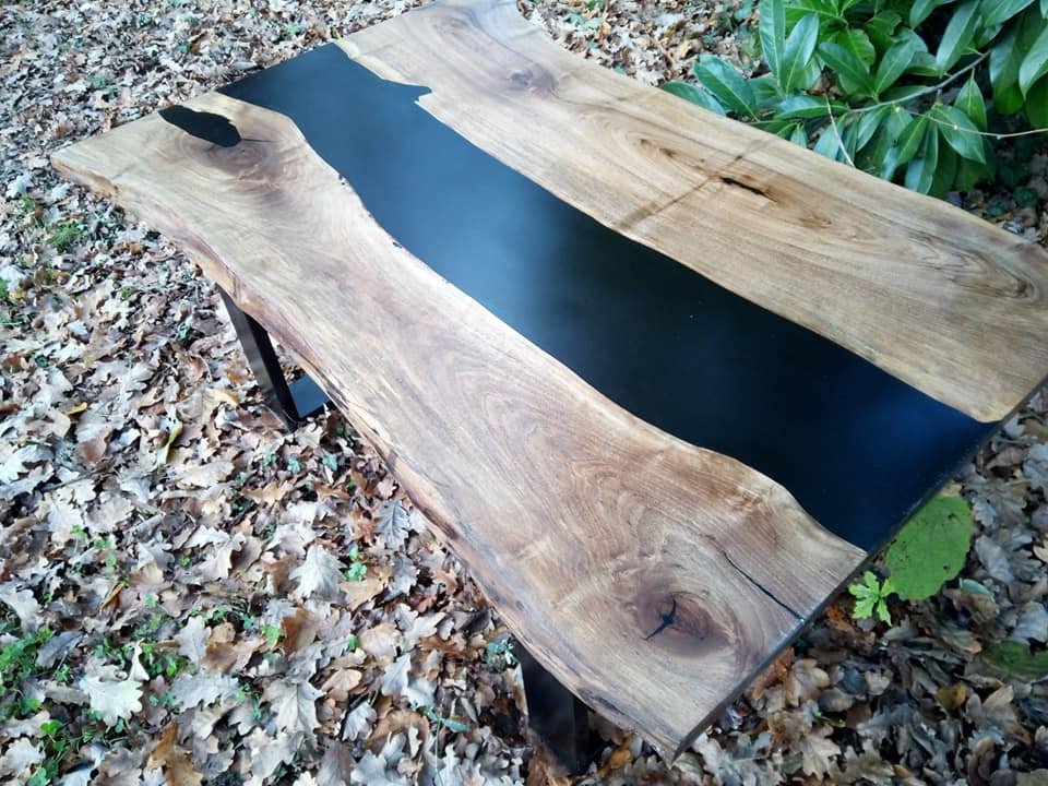 Table Basse « Ombre Noire » en Noyer Massif, Résine Époxy & Bord Live Edge – vue d’ensemble
