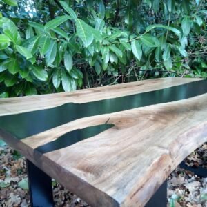 Table Basse « Ombre Noire » en Noyer Massif, Résine Époxy & Bord Live Edge
