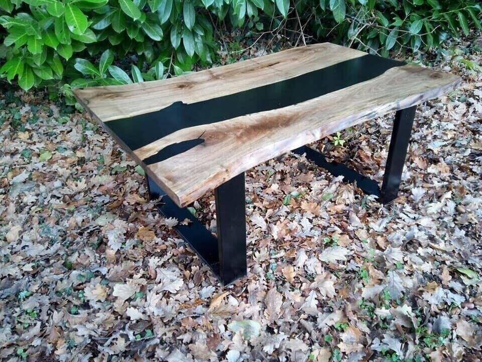 Table Basse « Ombre Noire » en Noyer Massif, Résine Époxy & Bord Live Edge Table Basse « Ombre Noire » en Noyer Massif, Résine Époxy & Bord Live Edge