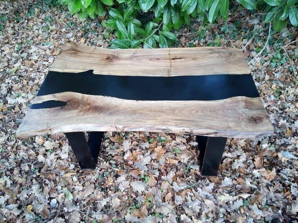 Table Basse « Ombre Noire » en Noyer Massif, Résine Époxy & Bord Live Edge – vue de côté