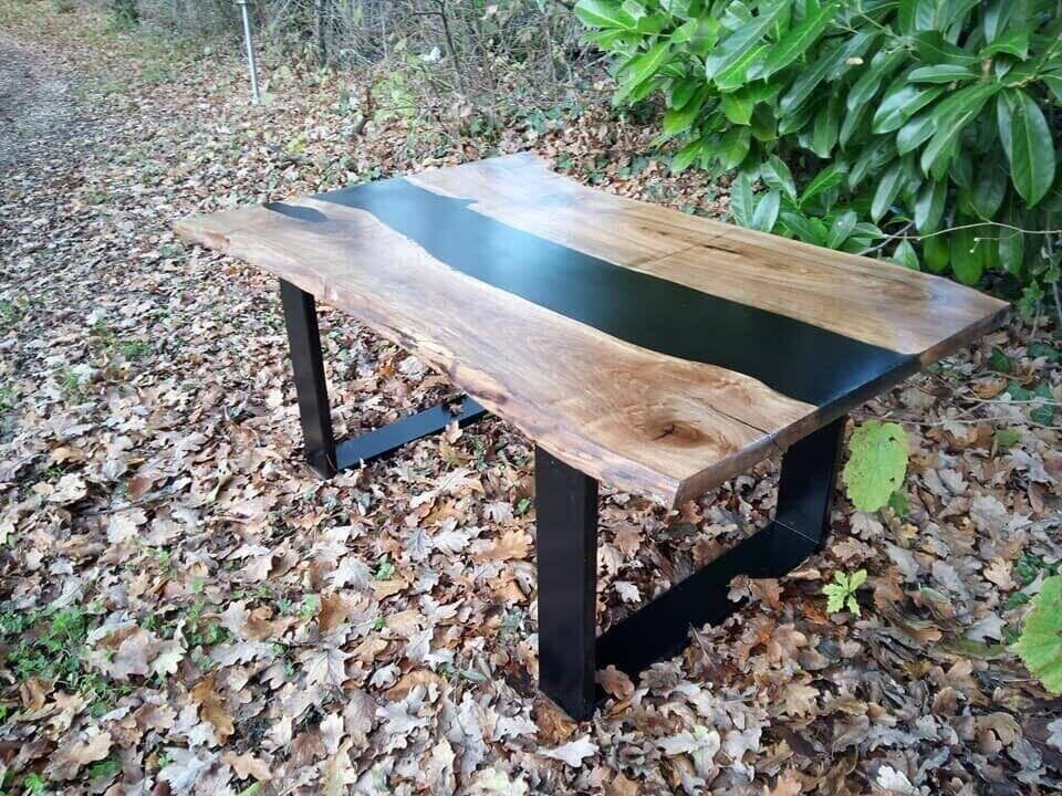 Table Basse « Ombre Noire » en Noyer Massif, Résine Époxy & Bord Live Edge – mise en situation