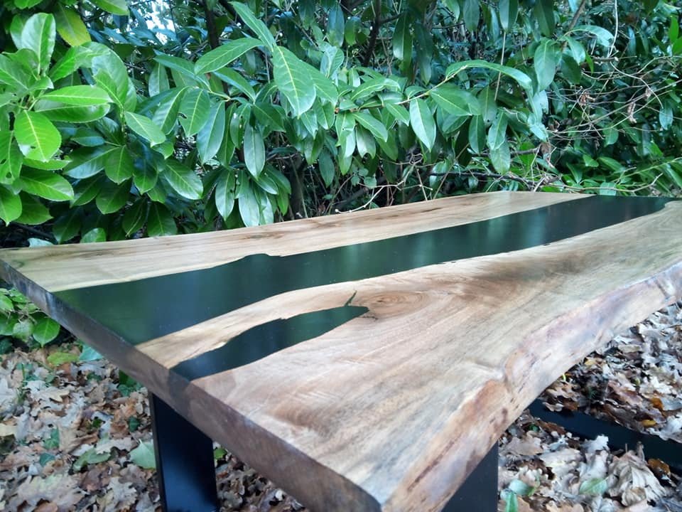 Table Basse « Ombre Noire » en Noyer Massif, Résine Époxy & Bord Live Edge
