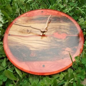 Horloge Murale Artisanale en Chêne Naturel et Résine Époxy Rouge Vif – vue de détail