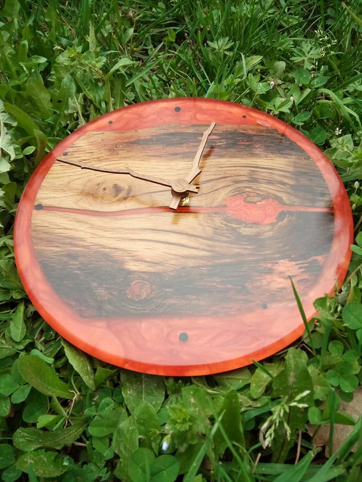 Horloge Murale Artisanale en Chêne Naturel et Résine Époxy Rouge Vif – vue de détail