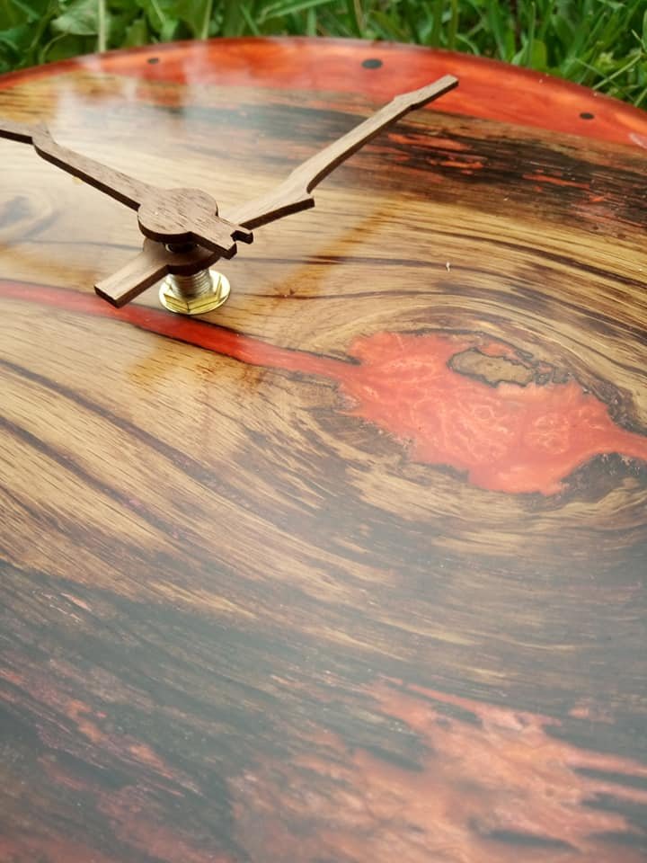 Horloge Murale Artisanale en Chêne Naturel et Résine Époxy Rouge Vif – vue d’ensemble