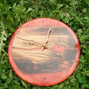 Horloge Murale Artisanale en Chêne Naturel et Résine Époxy Rouge Vif