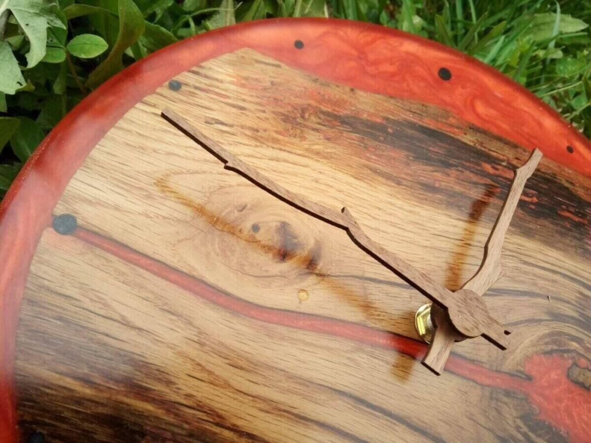 Horloge Murale Artisanale en Chêne Naturel et Résine Époxy Rouge Vif – gros plan sur la finition