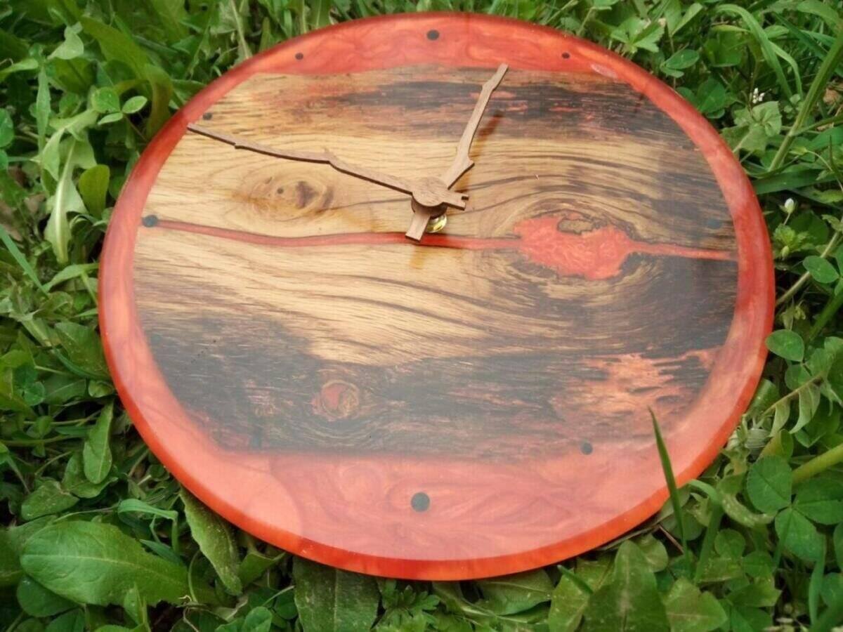 Horloge Murale Artisanale en Chêne Naturel et Résine Époxy Rouge Vif – vue de côté