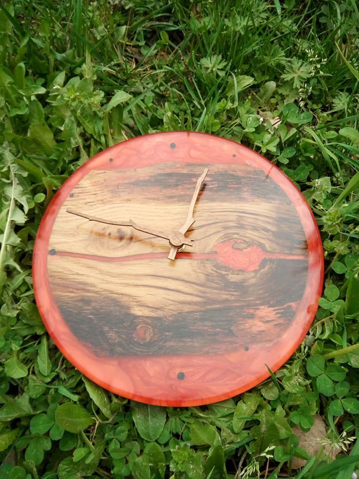Horloge Murale Artisanale en Chêne Naturel et Résine Époxy Rouge Vif