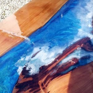 Table Basse « Rivage Tropical » en Merisier, Écorce et Résine Époxy Effet Mer – vue de détail