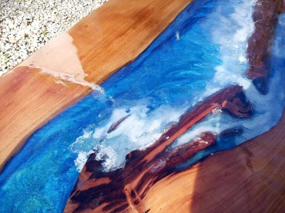 Table Basse « Rivage Tropical » en Merisier, Écorce et Résine Époxy Effet Mer – vue de détail